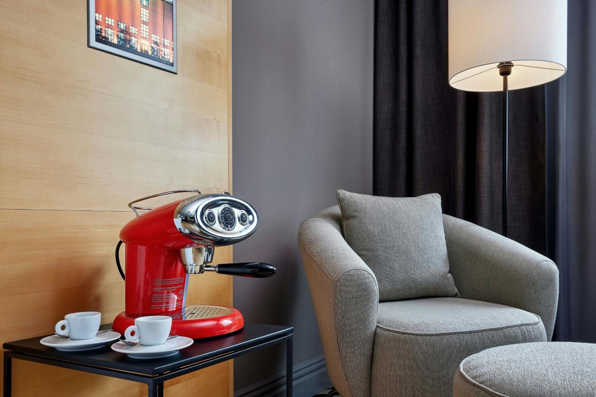 Le Meridien Βιέννη Εξωτερικό φωτογραφία A Nespresso machine in a hotel room